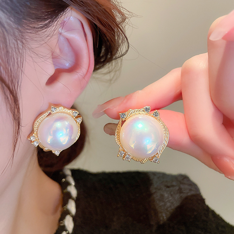 Silver needle retro court style heart-shaped figure pearl earrings, French light luxury stud earrings, female Internet celebrity style earrings wholesale pic 9