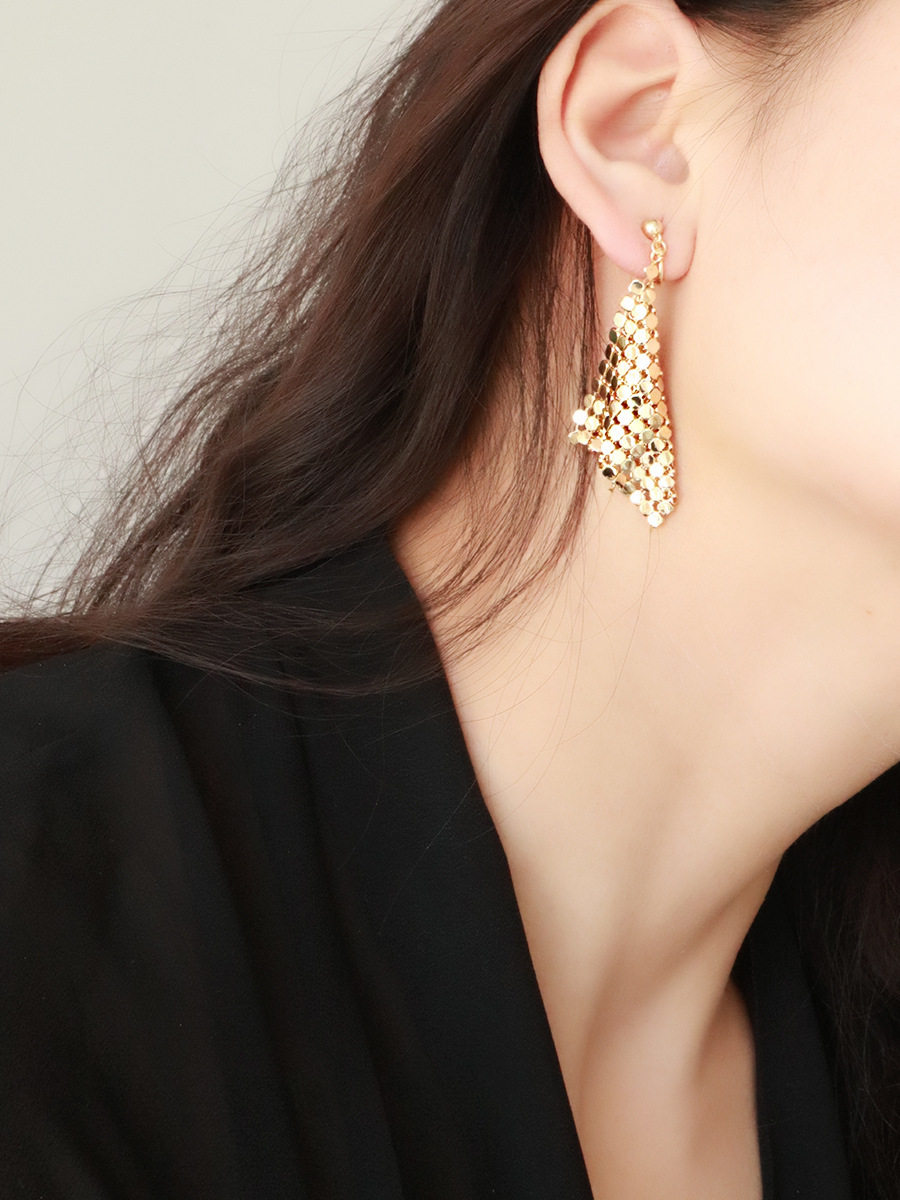 New high-end, light luxury geometric silver sequined stud earrings for women, unique personality, versatile and exquisite earrings wholesale pic 5