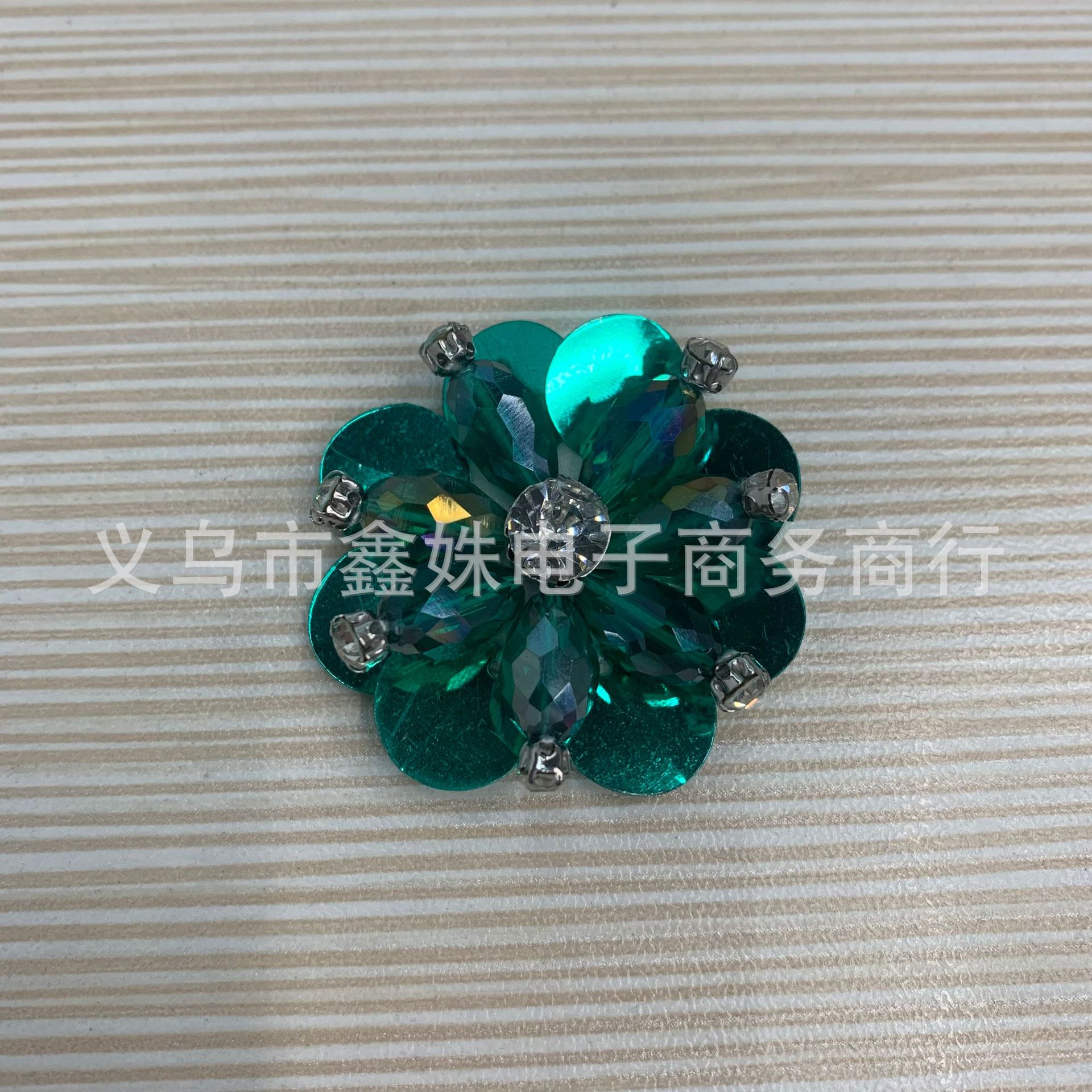 Камелия из гирлянды, гвозди с бусами, аксессуары DIY pic 29
