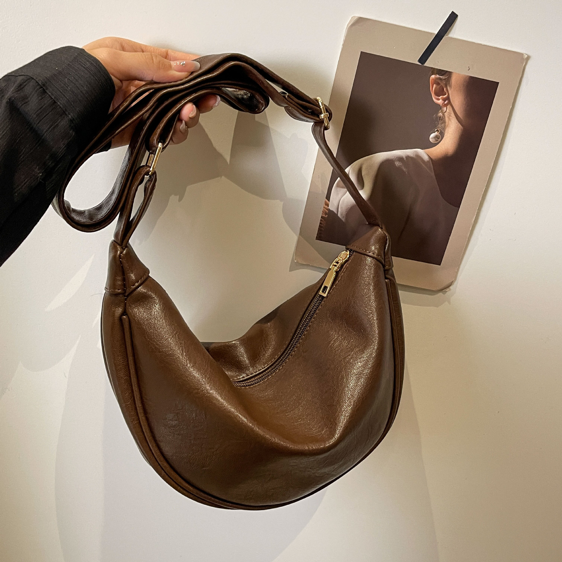 大容量包包女2023新款秋冬潮小众设计单肩斜挎包高级感复古饺子包详情14