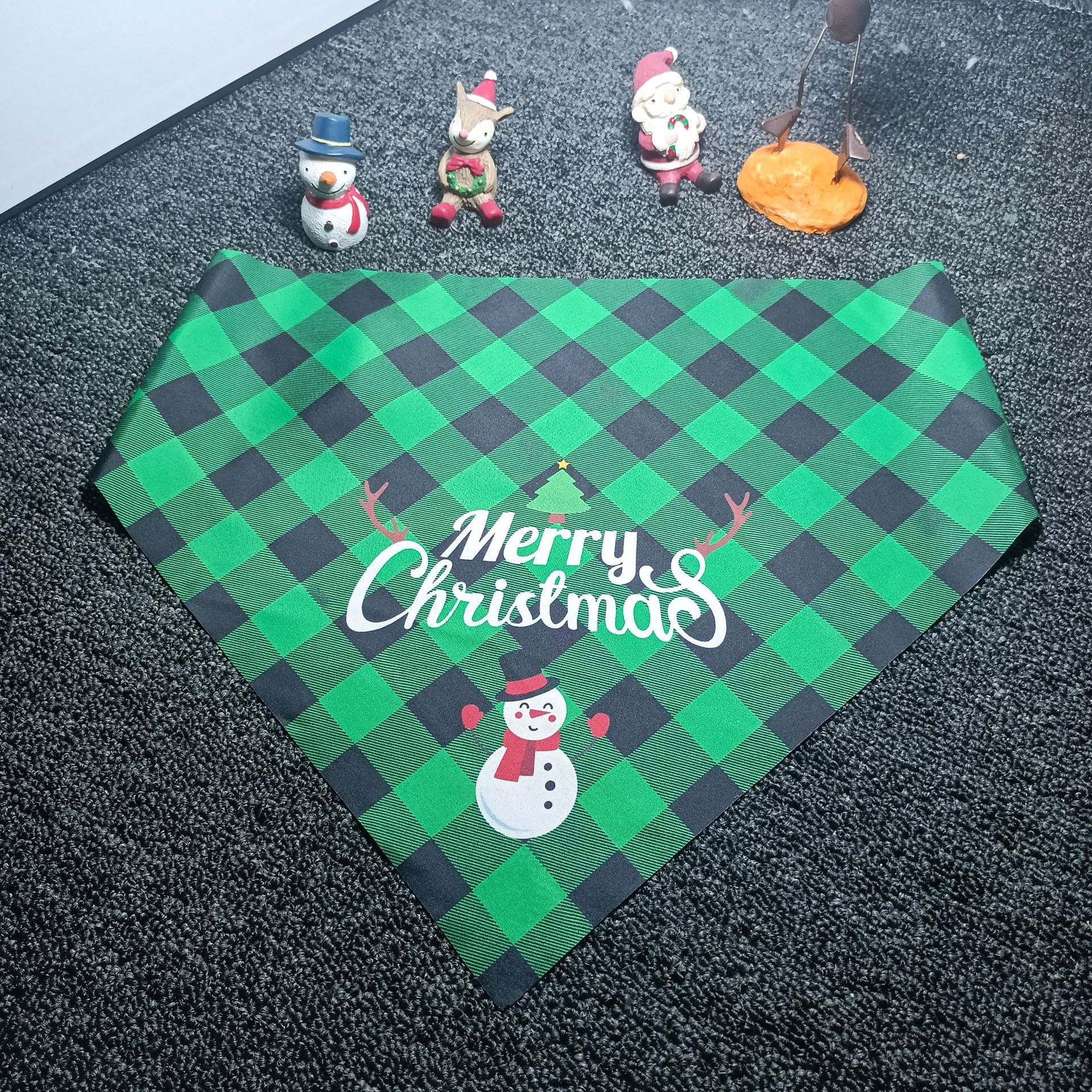 Rongka Pet Cross-border Christmas Pet Triangle Scarf, checkered dog and cat saliva wipes, printed pet scarf, customizable patterns pic 2