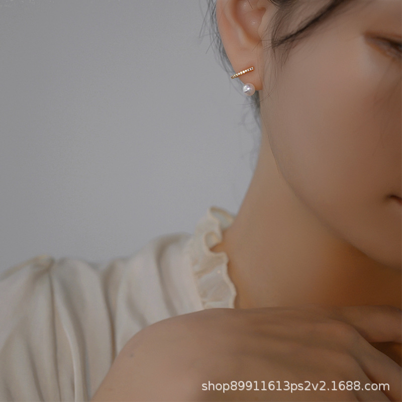 The design sense of the niche pearl stud earrings is simple and elegant for women. It is a versatile and fashionable earring accessory for commuting pic 8