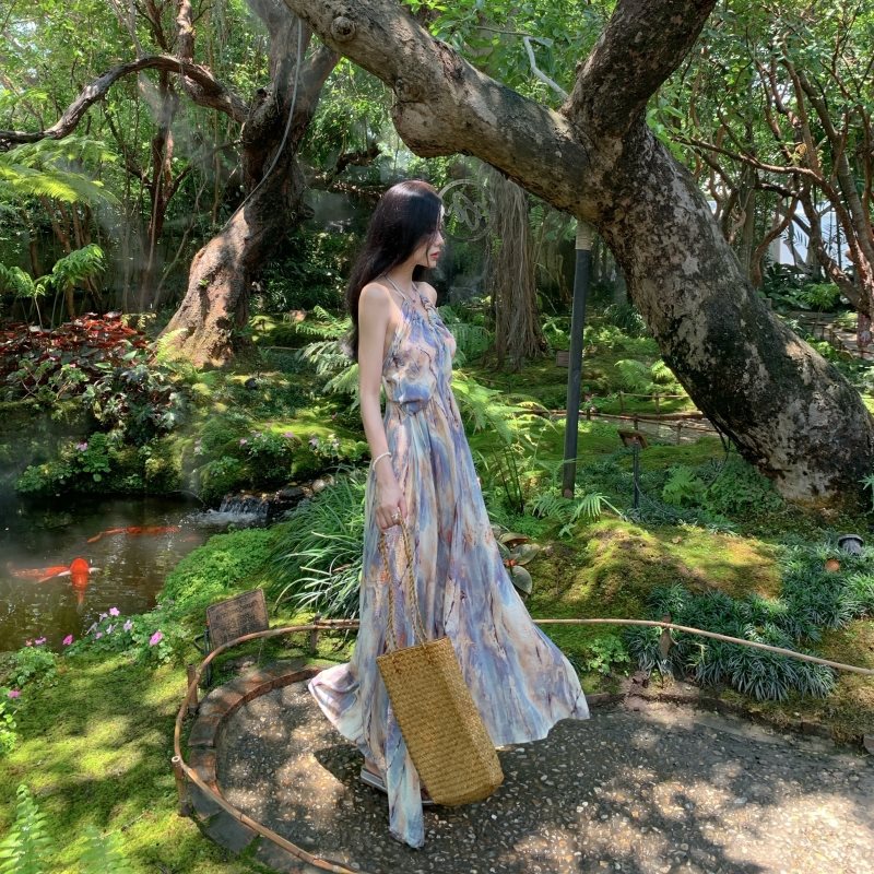 油画温柔飘逸灵动感碎花吊带连衣裙法式复古打揽露背海边度假长裙详情18