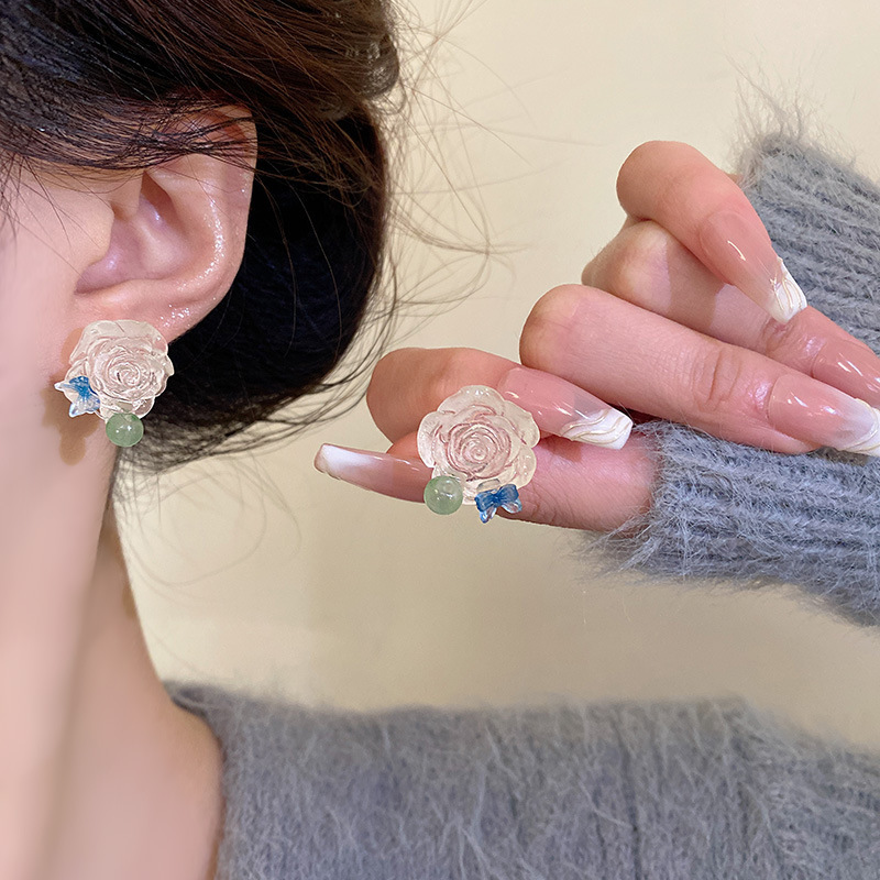 Spring/Summer 2025 fresh and elegant flower earrings for women, a light luxury and high-end look, pearl stud earrings, super fairy-like, versatile and elegant earrings pic 5