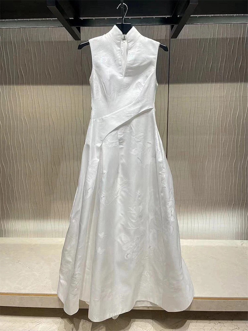 The 2025 summer new bestseller is a high-end and exquisite sleeveless dress with a light Chinese style and improved cheongsam design pic 3