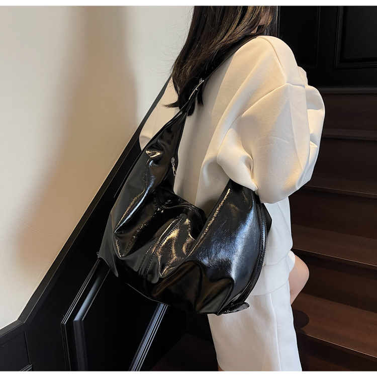 大容量腋下包女2025新款春夏季休闲百搭单肩斜挎包流行通勤饺子包详情12