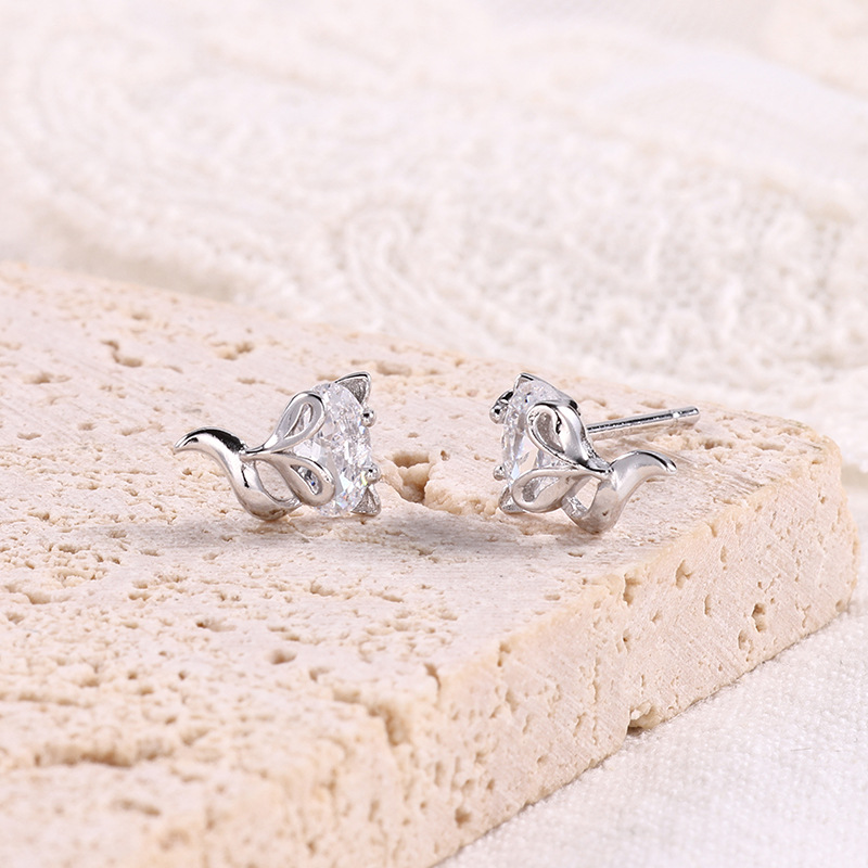 Zhuoheng Select s925 sterling silver Little Fox earrings are high-end, versatile, fashionable and elegant. They feature a niche design and are sweet and cute pic 4