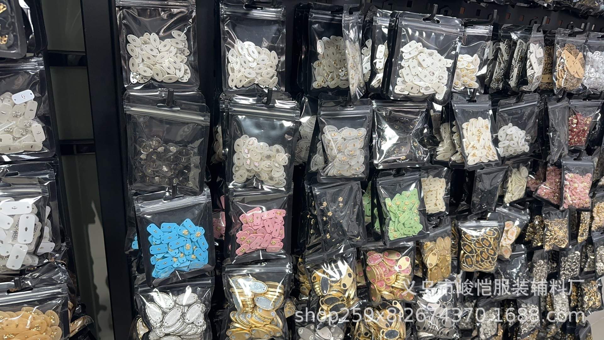 新品爆款仿贝树脂红色双孔服装辅料毛衣袜子针织衫上衣DIY装饰标详情4