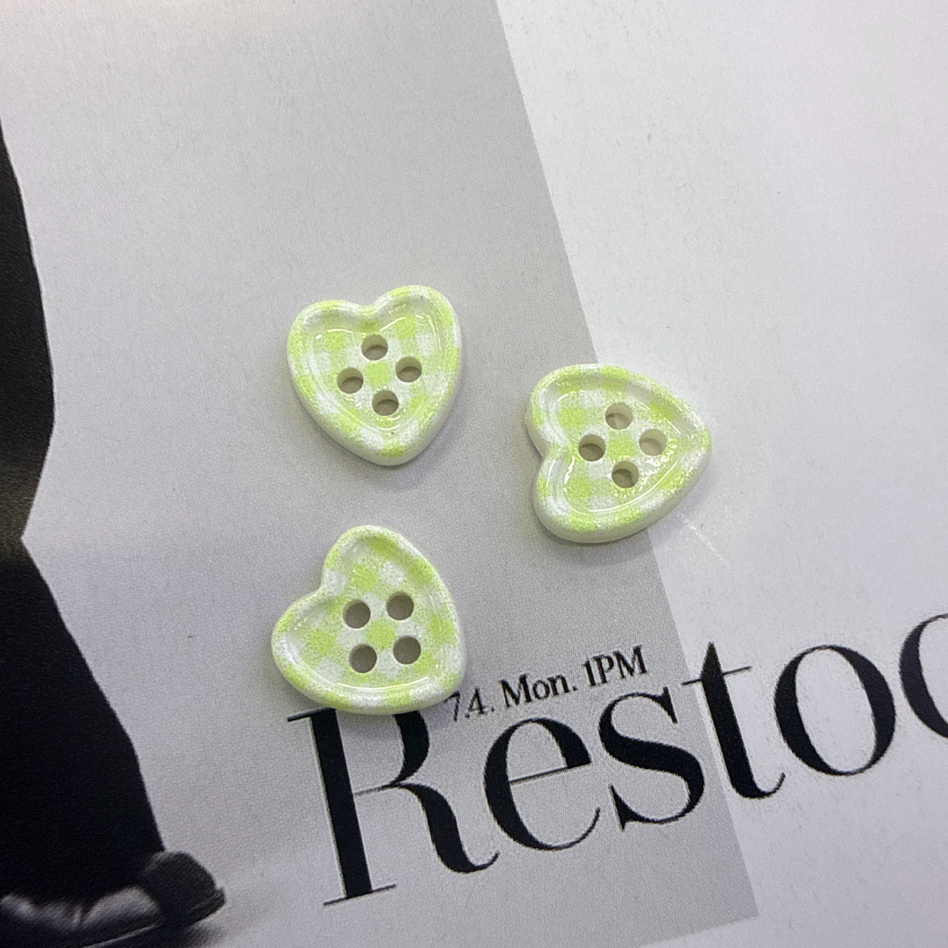 New summer ice-transparent checkered heart button diy handcrafted material clothing accessory button with four eyes pic 3