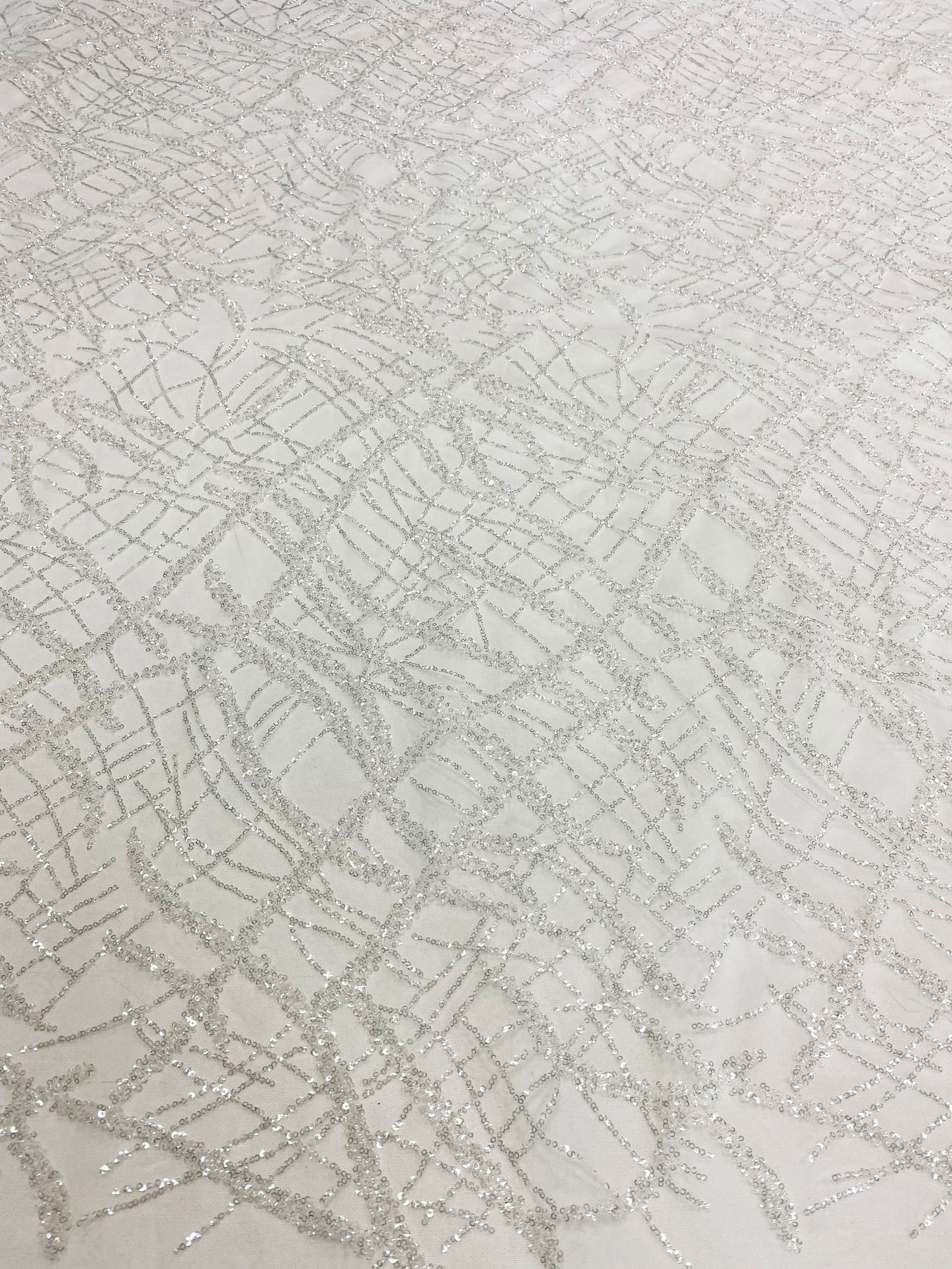 白色现货珠管珠子亮片绣花面料网布蕾丝绣花婚纱礼服面料市场专供详情4