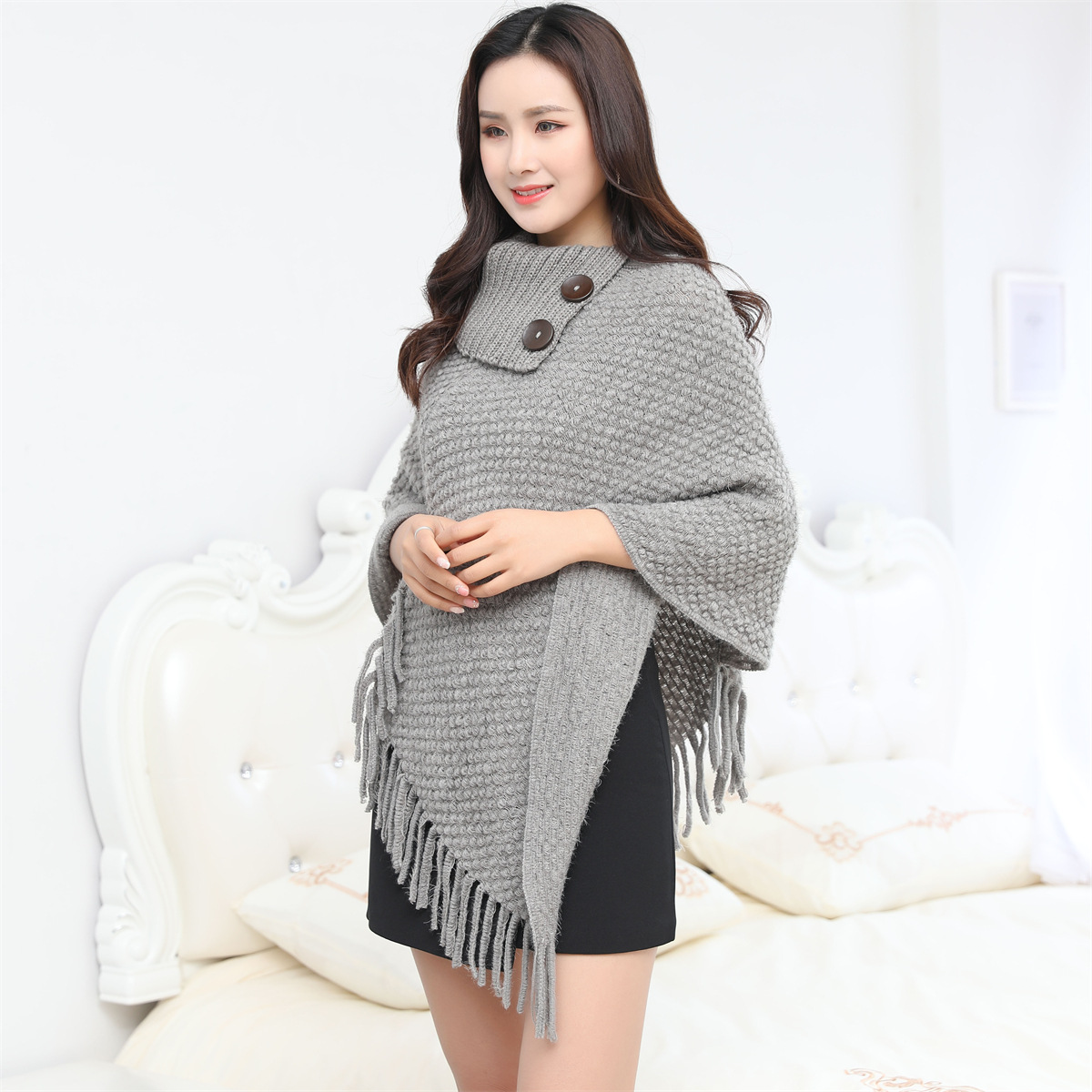 秋冬新款高领纽扣流苏女款斗篷披肩冬季保暖斗篷欧美时尚针织衫详情4