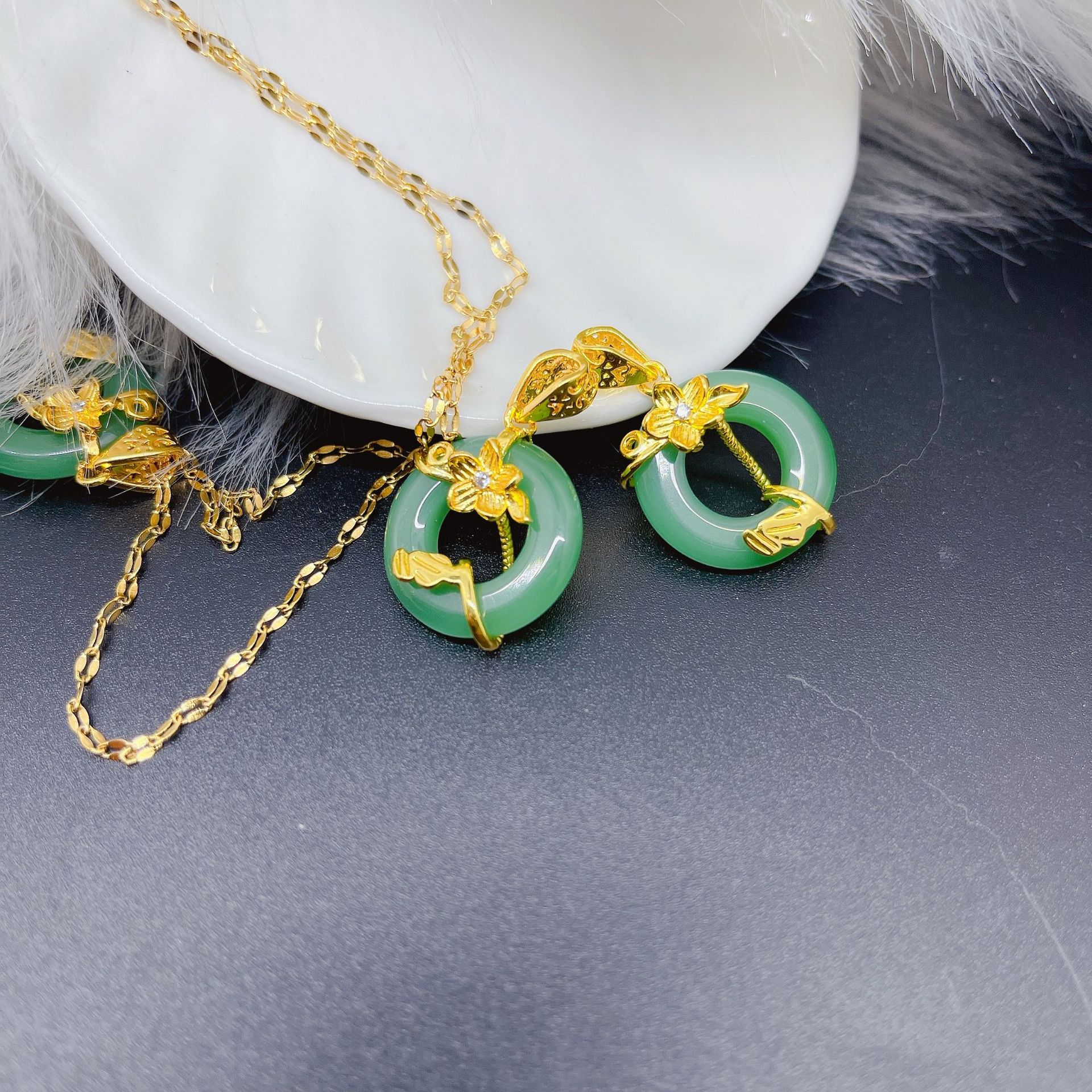 European and American cross-border fashion emerald oval light luxury cold style, niche copper-plated 18K gold versatile accessory pic 7