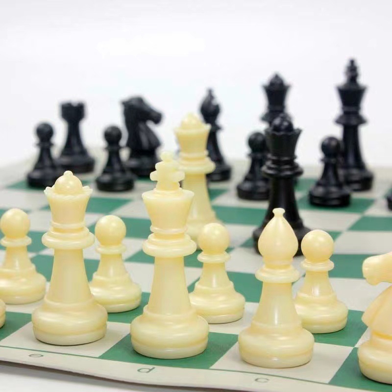 现代简约PU皮革国际象棋盘便携式可折叠袋装大小象棋棋盘棋子套装详情2