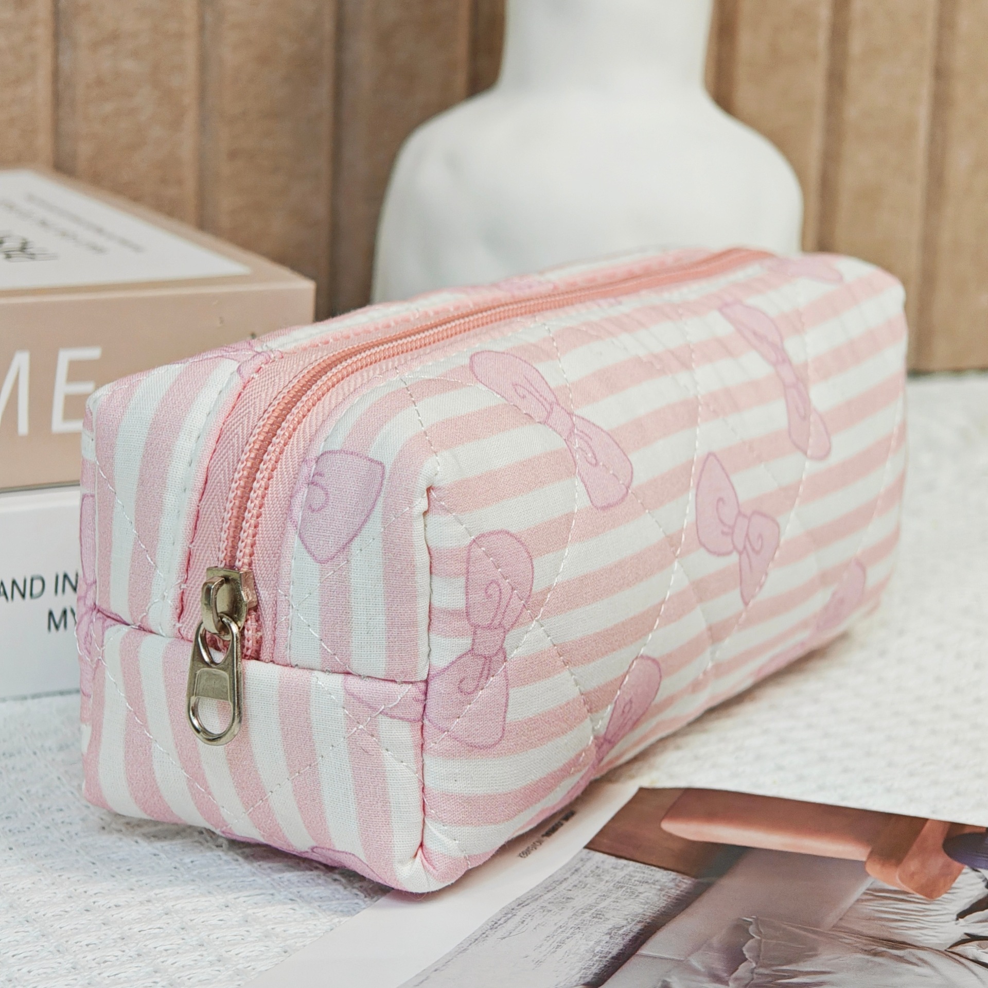 新款手提蝴蝶化妆包大容量绗缝便携收纳袋ins风旅行小物品收纳包详情22