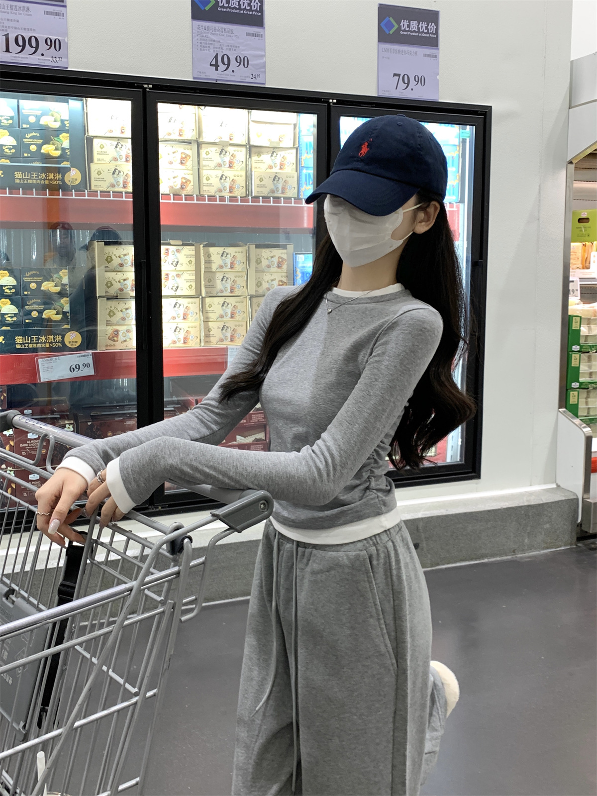 A trendy and unique round-neck color-blocking fake two slimming cotton long-sleeved T-shirts for women, a new grey top from Spring and autumn pic 10