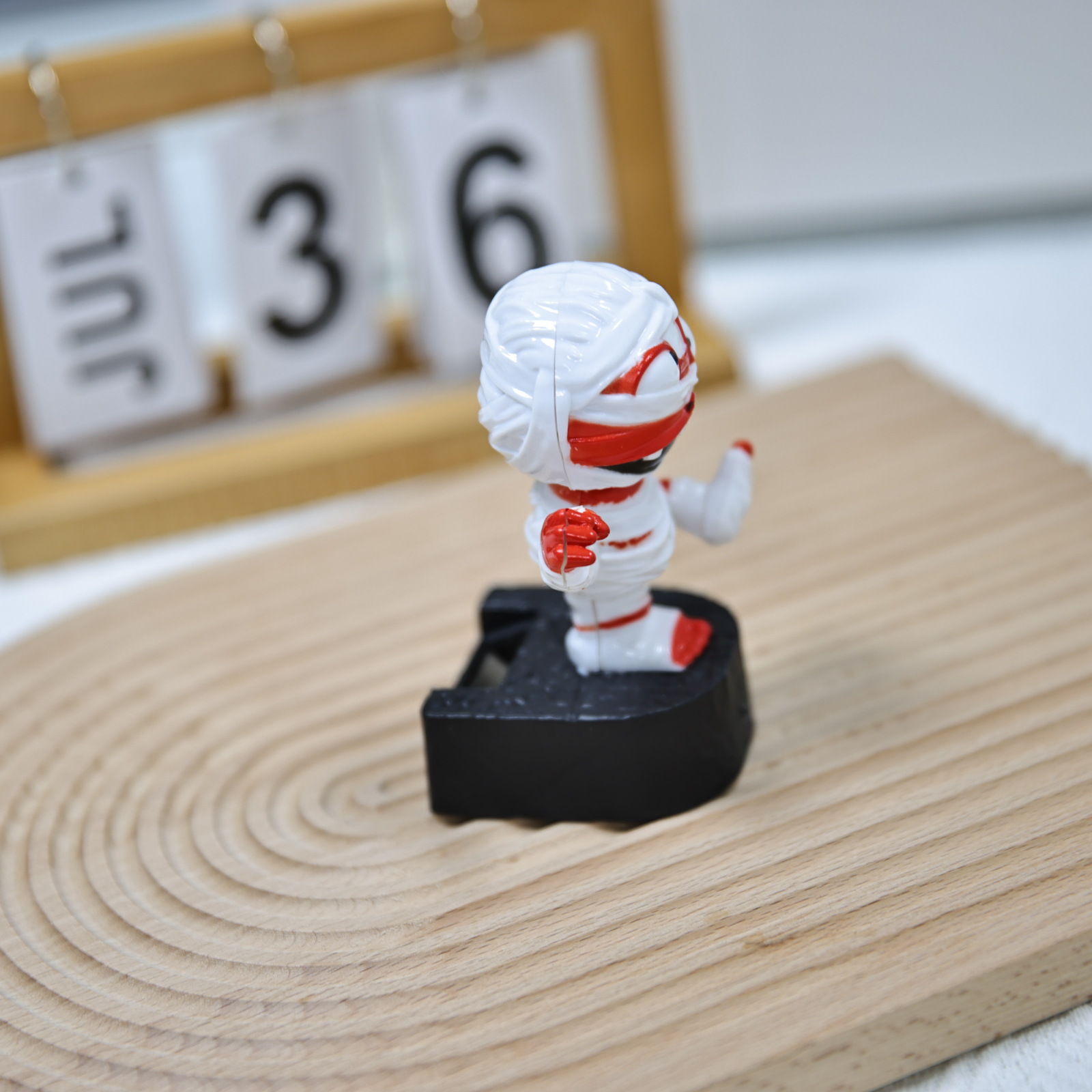 Cross-border new Halloween gift: Vehicle-mounted skeleton mummy figure-piece, solar-powered automatic swing, factory direct sales pic 8