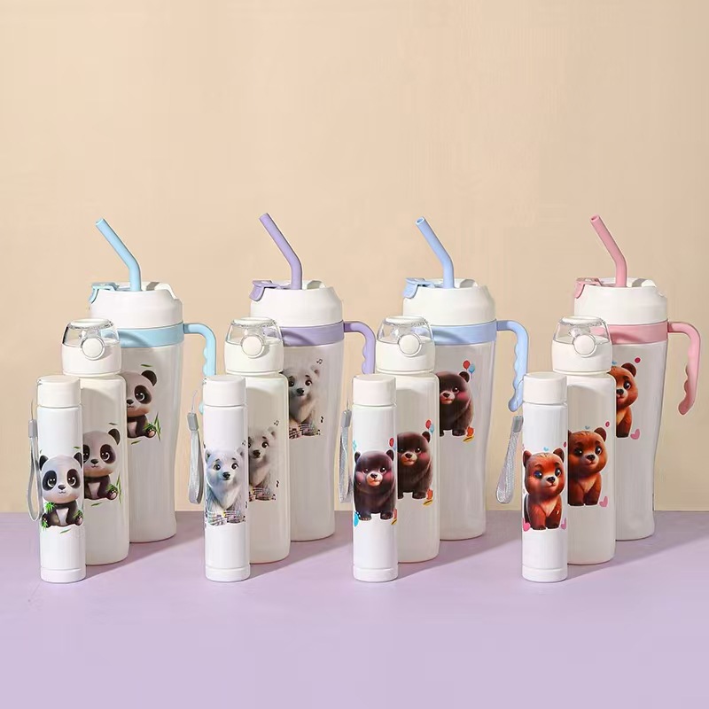 冬季跨境爆款700ML保温杯 小熊图案杯子 跳盖塑料水杯便捷提绳详情2