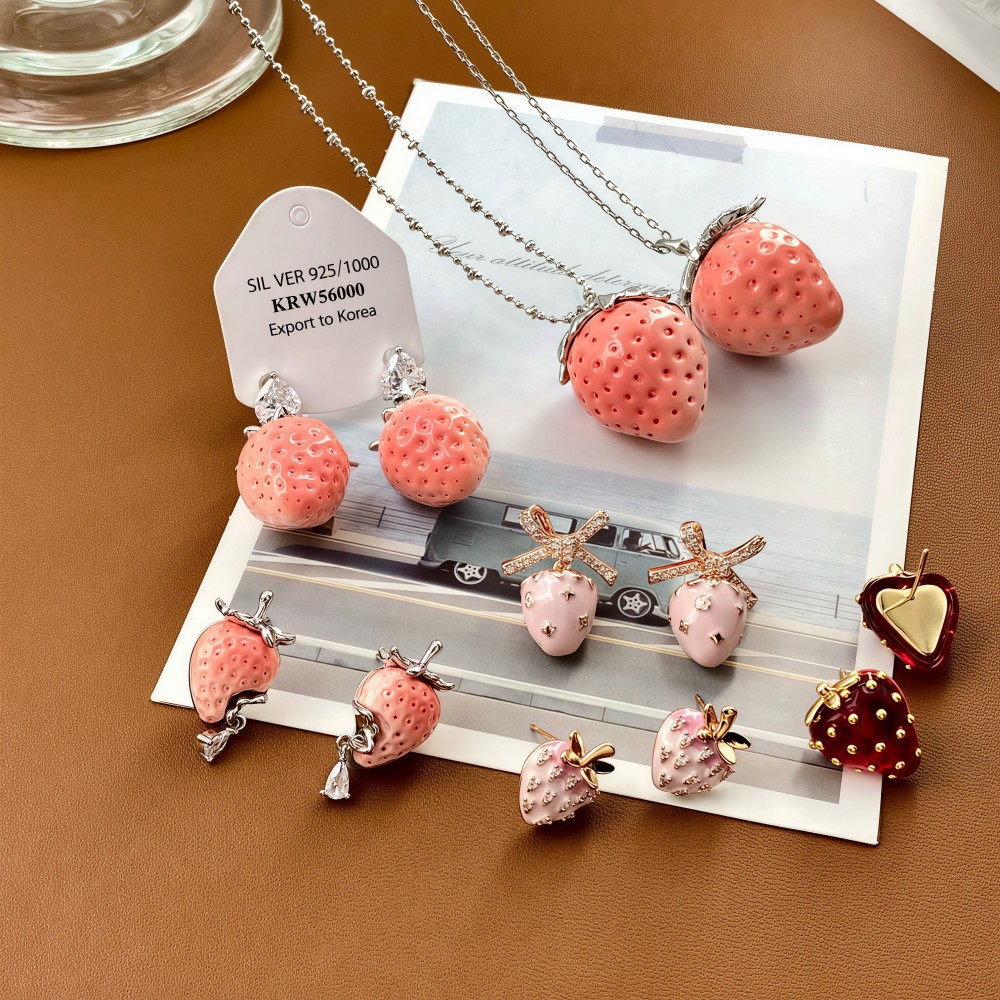 Sweet velvet strawberry necklace, niche design sense, girlish heart, collarbone chain, light luxury and exquisite necklace wholesale pic 4