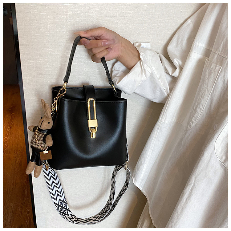 高级感大容量水桶包女2024新款潮韩系百搭宽肩带单肩包洋气斜挎包详情41
