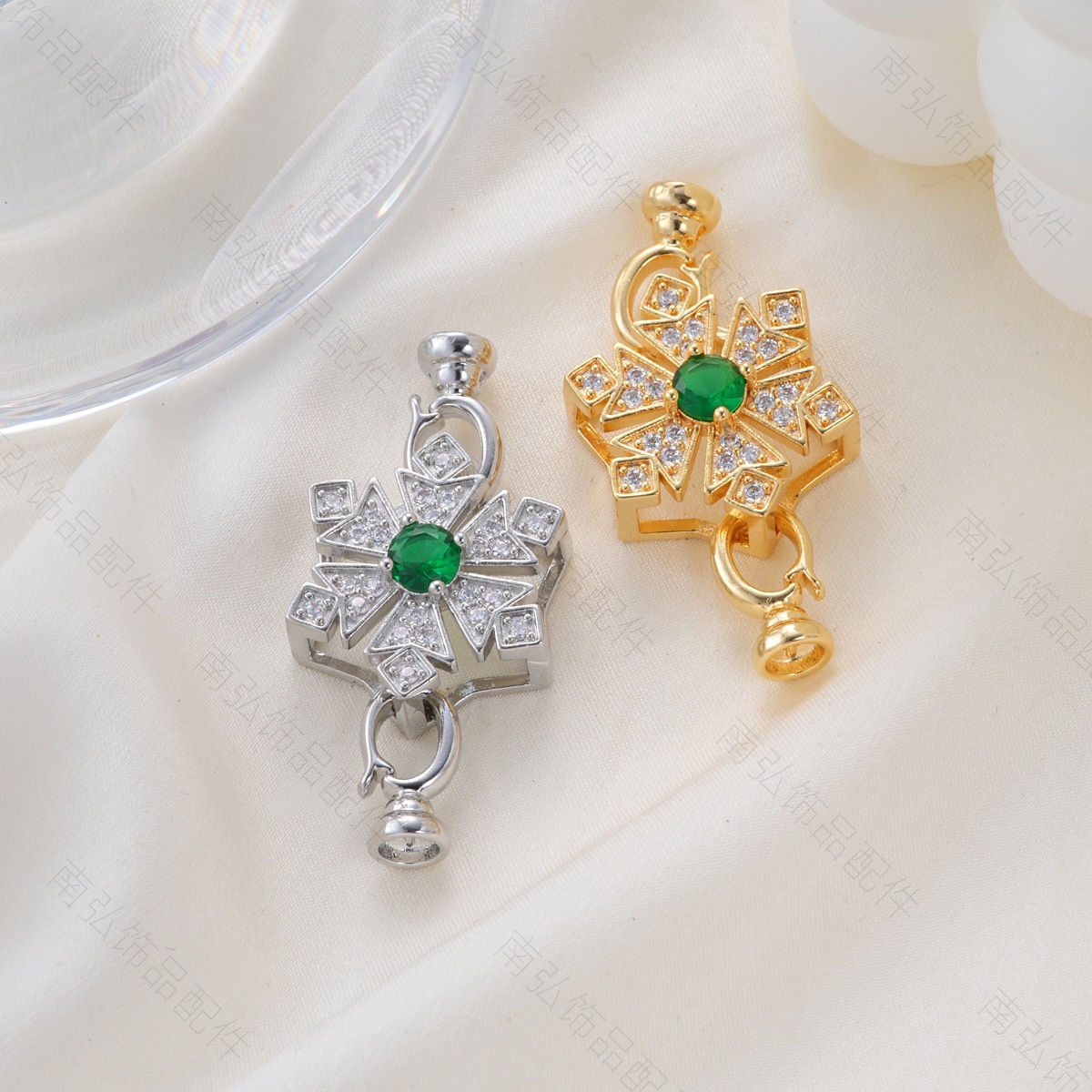 Copper plated with 18k gold and slightly inlaid with zirconia emerald snowflake-shaped pearl necklace clasp, a DIY accessory with a light luxury feel pic 7