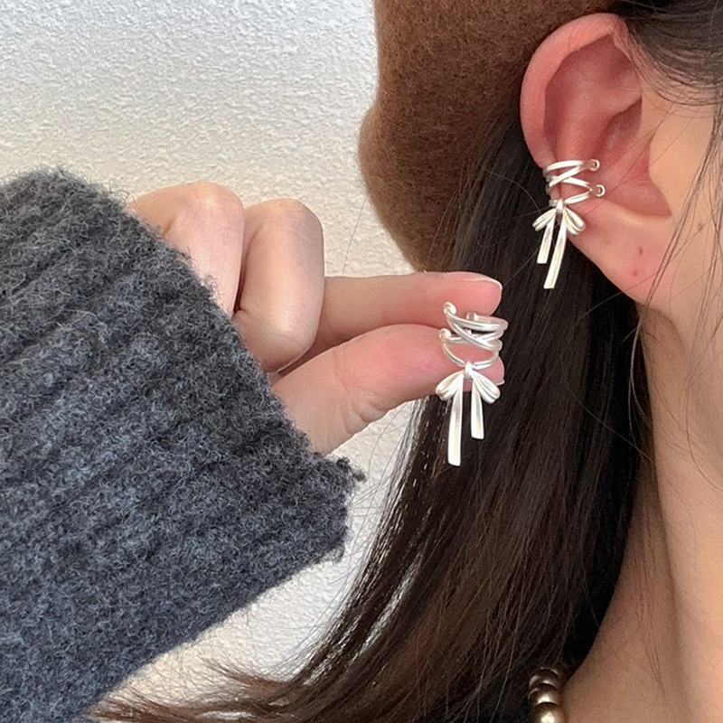 The matte bow ear bone clip with a touch of light luxury and high-end feel is a bestseller for Spring/Summer 2024. It is a niche accessory with no holes and a high-end feel pic 5