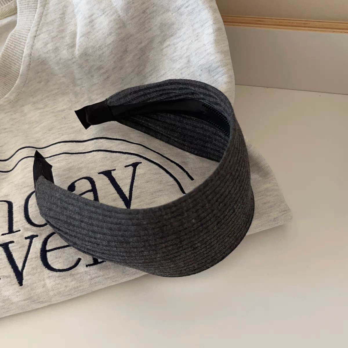 The same retro knitted band with a widened hairband that covers the hair seam and raises the anti-slip hair clip on the top of the head as Yi Mengling's pic 8