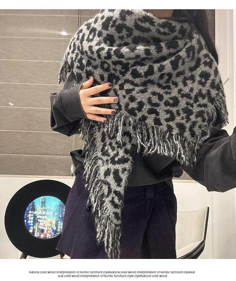 A new autumn and winter collection of leopard-print fringed scarves for women, featuring a high-end woolen triangular shawl and a retro and fashionable shawl. Wholesale from street stalls pic 10
