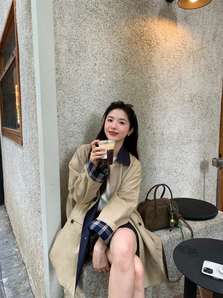 秋日巴塞尔 设计感翻领短款风衣女秋季宽松格纹拼接外套详情4