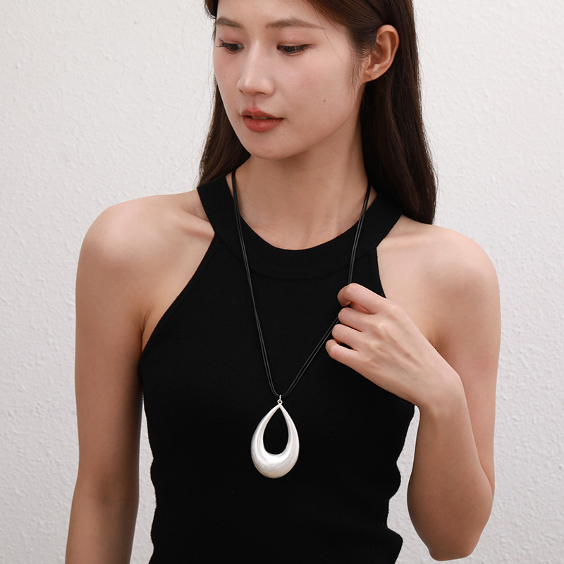 跨境专供亚马逊女士长项链简约高级感水滴镂空几何设计吊坠毛衣链详情7