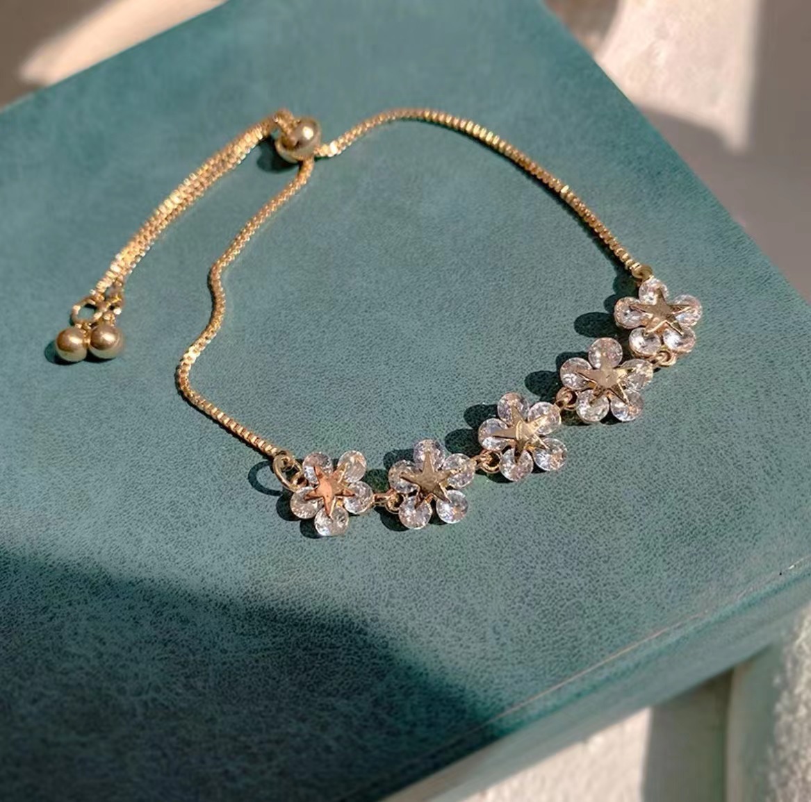 Korean petal high-end bracelet, female Internet celebrity bracelet, student best friend, Korean version simple Instagram niche design, personality pic 6