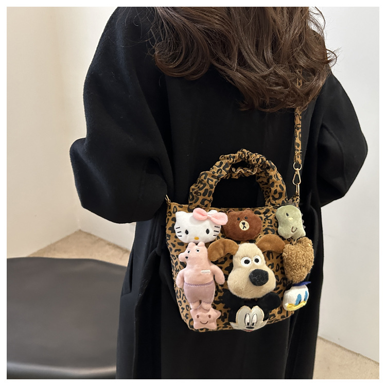 超火小众豹纹帆布包包女款秋冬流行百搭斜挎包可爱卡通手提水桶包详情11