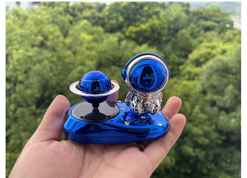 太阳能车载香水香燕汽车摆件创意宇航员中控台高端饰品摆件详情9