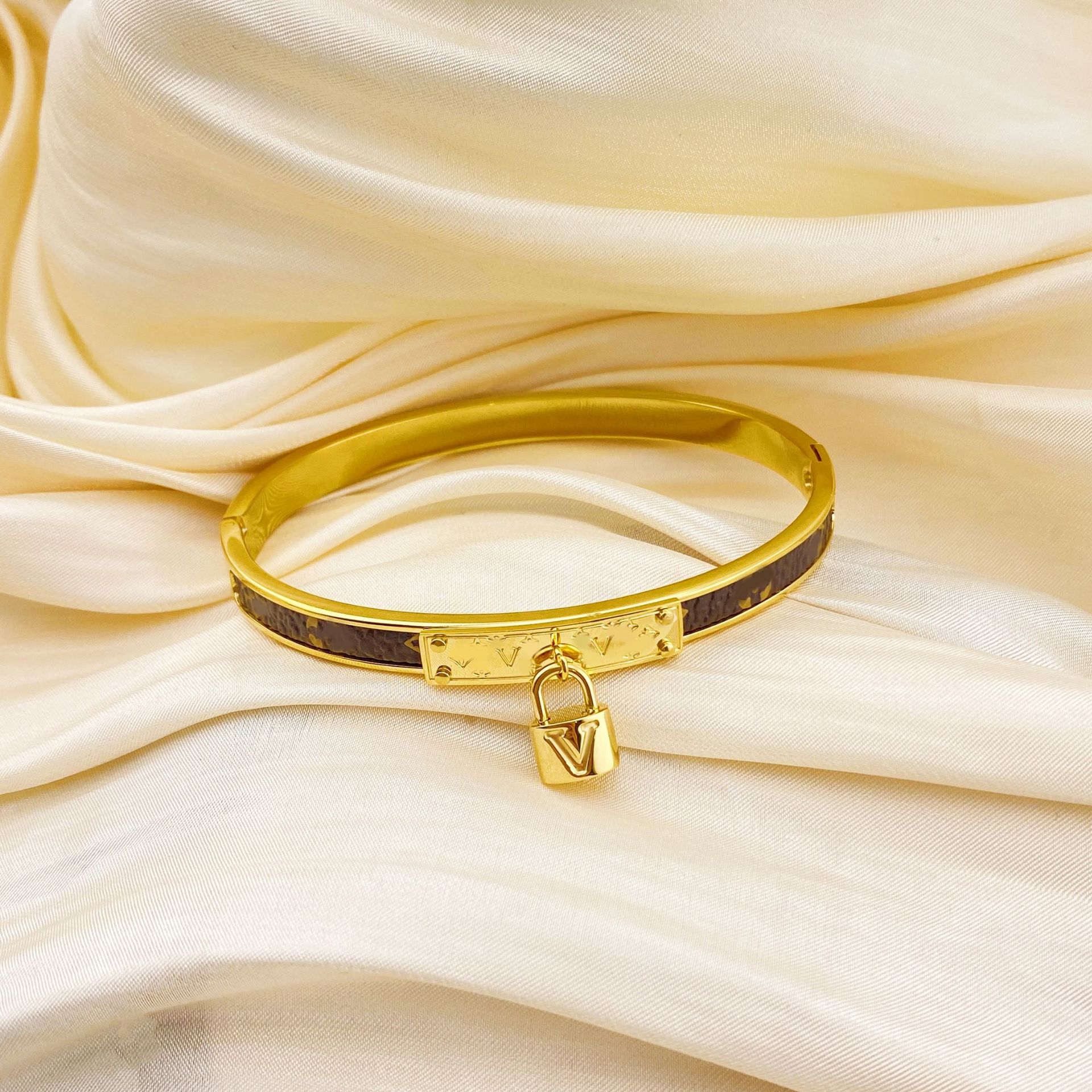 The four-leaf Clover series bracelet with a European and American light luxury style, made of titanium steel, exudes a sense of high-end simplicity and individuality. It is a fashionable and trendy jewelry pic 7