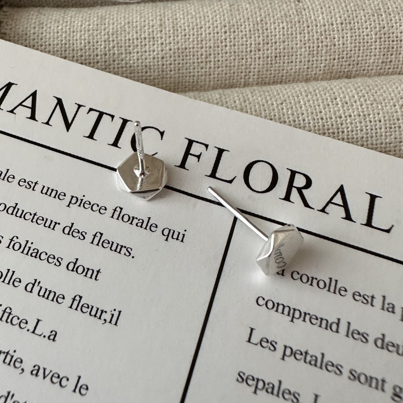 S925纯银韩版基础款小耳钉韩国风简约款通勤搭配养耳洞耳环批发详情2