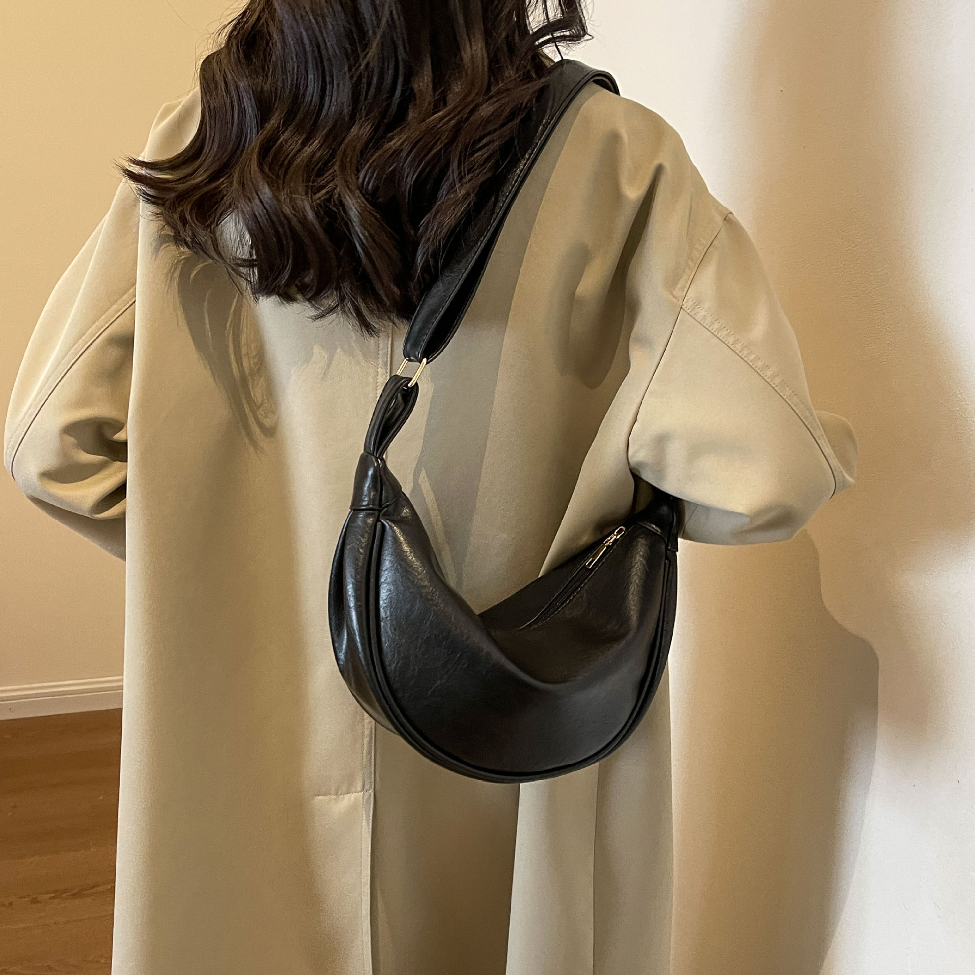 大容量包包女2023新款秋冬潮小众设计单肩斜挎包高级感复古饺子包详情10