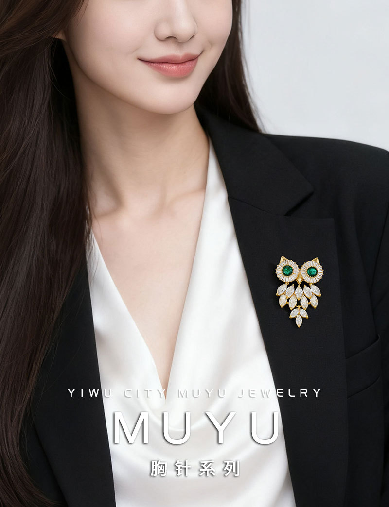 The light luxury, dynamic and high-end owl brooch is made of copper alloy, set with zircon and electroplated with real gold, making it a versatile commuter brooch pic 9