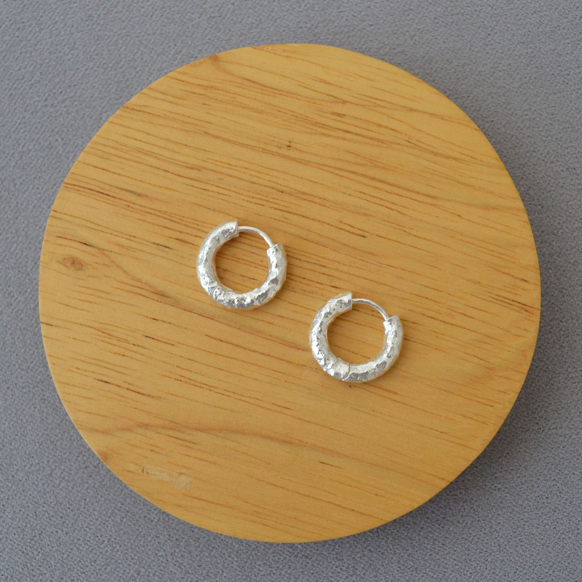 欧美小众复古法式优雅简约肌理感黄铜镀金锤打锡纸面圆圈耳扣耳环详情6