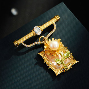 复古高级感金色拉丝珍珠花朵胸针优雅不过时淡水珍珠胸花新款别针详情4