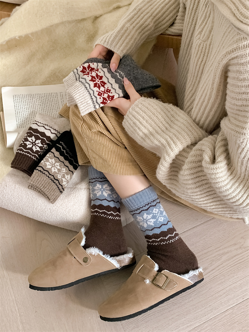 Thick and warm Fairisland retro wool striped socks for women, Japanese style autumn and winter color-blocked snow pattern pile socks pic 10