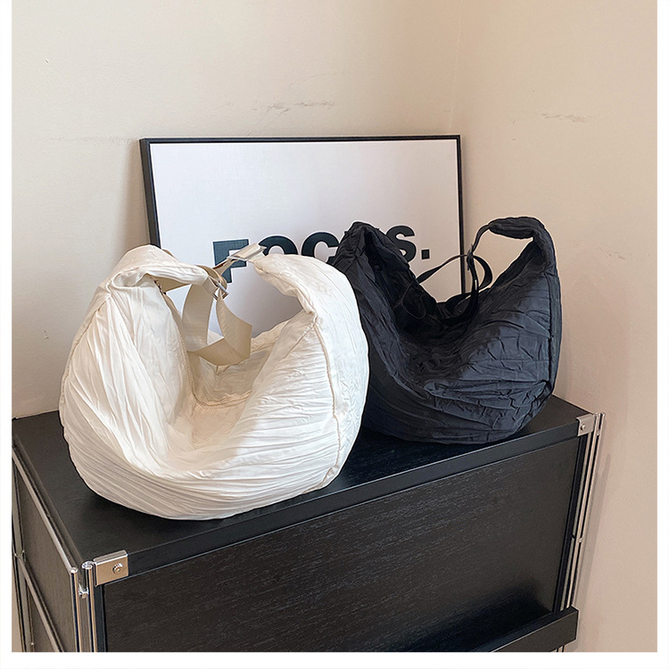 新品褶皱半月包简约时尚斜挎包大容量潮搭单肩包慵懒风都市休闲包详情15