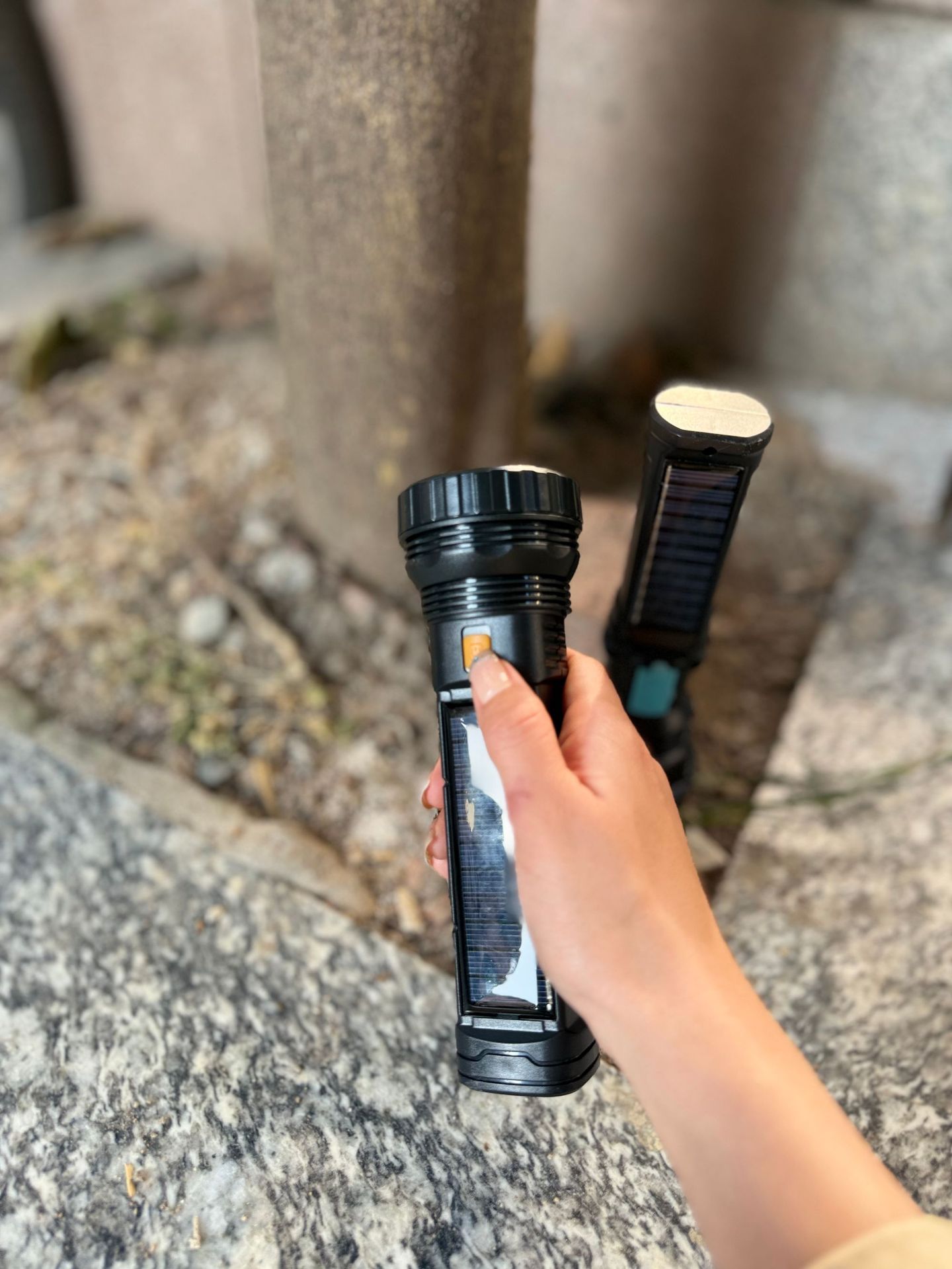 太阳能手电筒强光带COB侧灯充电远射超长续航户外应急手握式电筒详情7