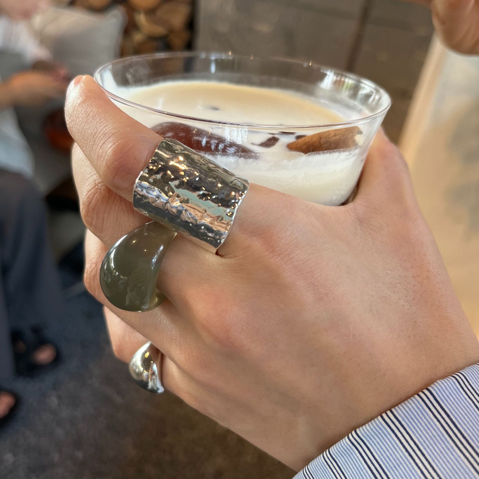A niche and unique irregular-shaped resin ring with a cold opening shows off. The open copper electroplated ring pairs well with a versatile ring for women pic 8