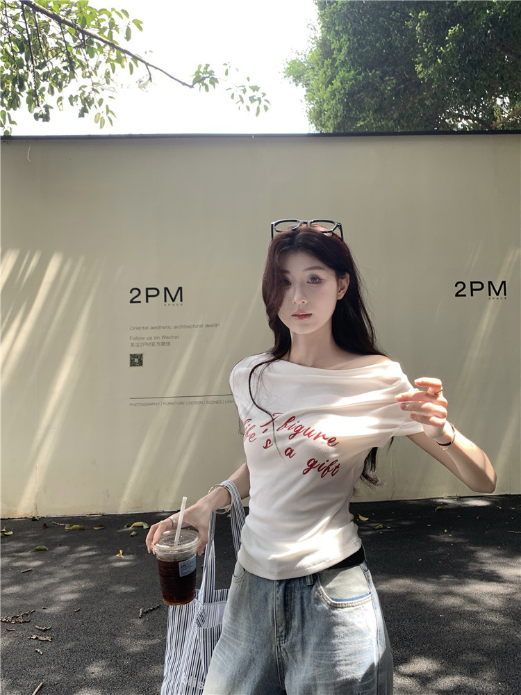 2025夏季新款一字领露肩短袖T恤女 显瘦字母印花设计 辣妹百搭短款上衣 女式T恤修身款详情3