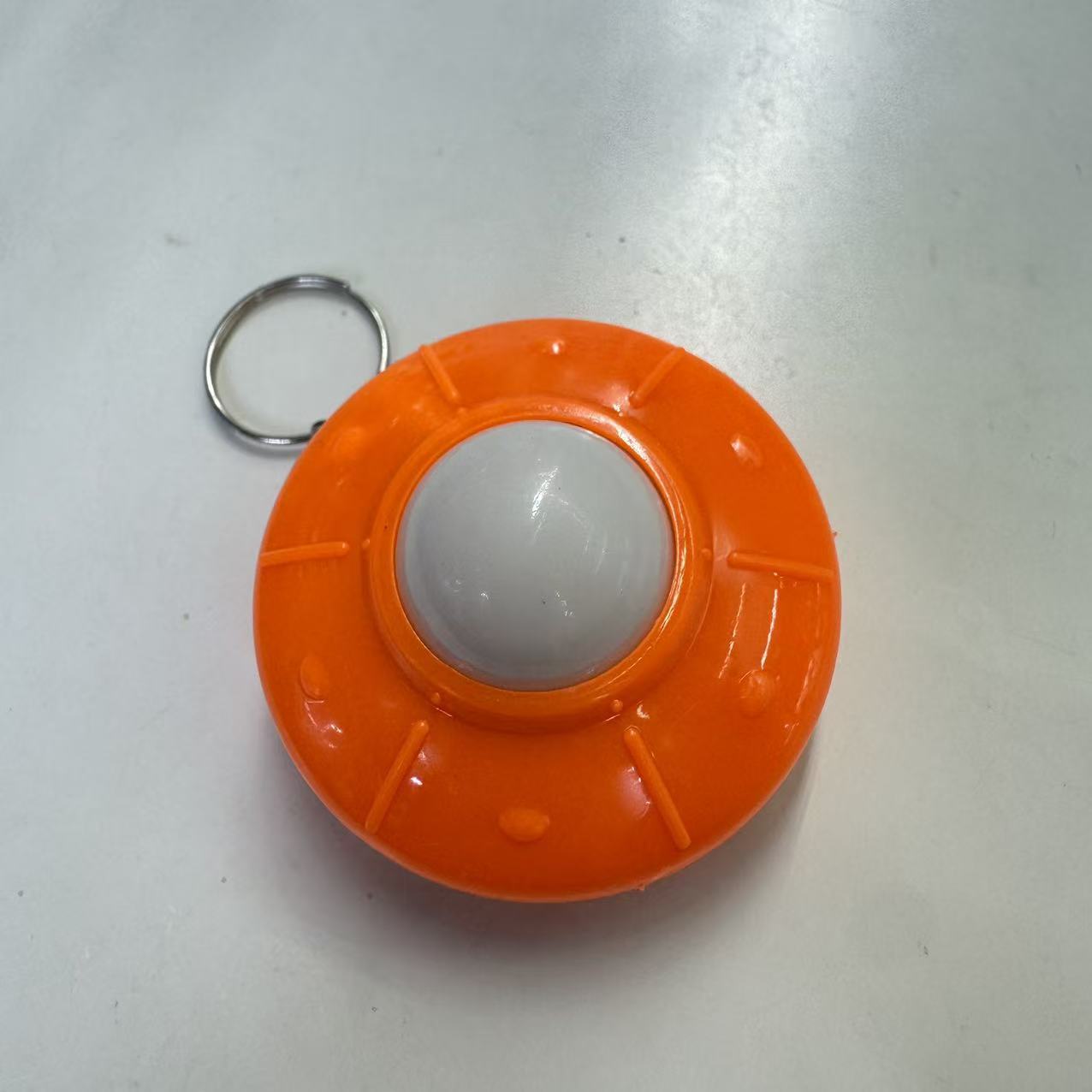 趣味创意闪光飞碟造型发光玩具钥匙扣厂家批发详情3