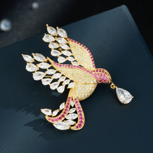 The light luxury, dynamic and high-end owl brooch is made of copper alloy, set with zircon and electroplated with real gold, making it a versatile commuter brooch pic 5
