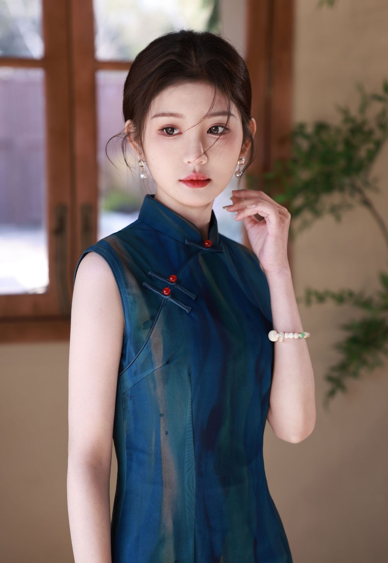 The Spring/Summer 2025 cheongsam is a long stretch mesh cheongsam that is slimming and form-fitting. It is a retro Hong Kong-style sleeveless cheongsam with a national trend pic 7