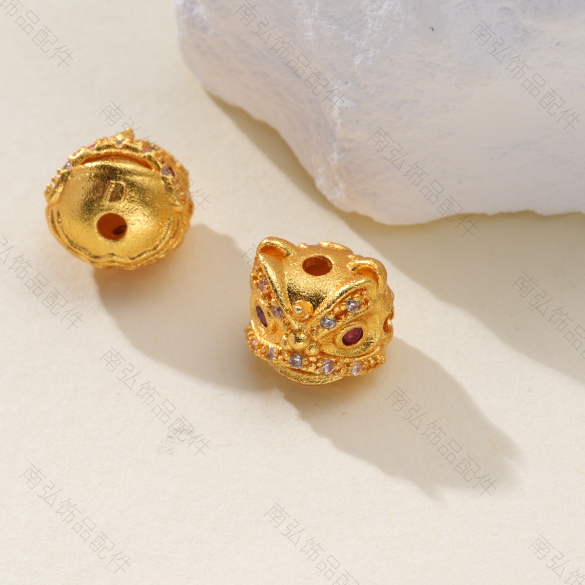 Ancient-style sand gold lion head bracelet with beads, interlocking beads and zirconium through holes, personalized and fashionable bracelet accessories with loose beads pic 8