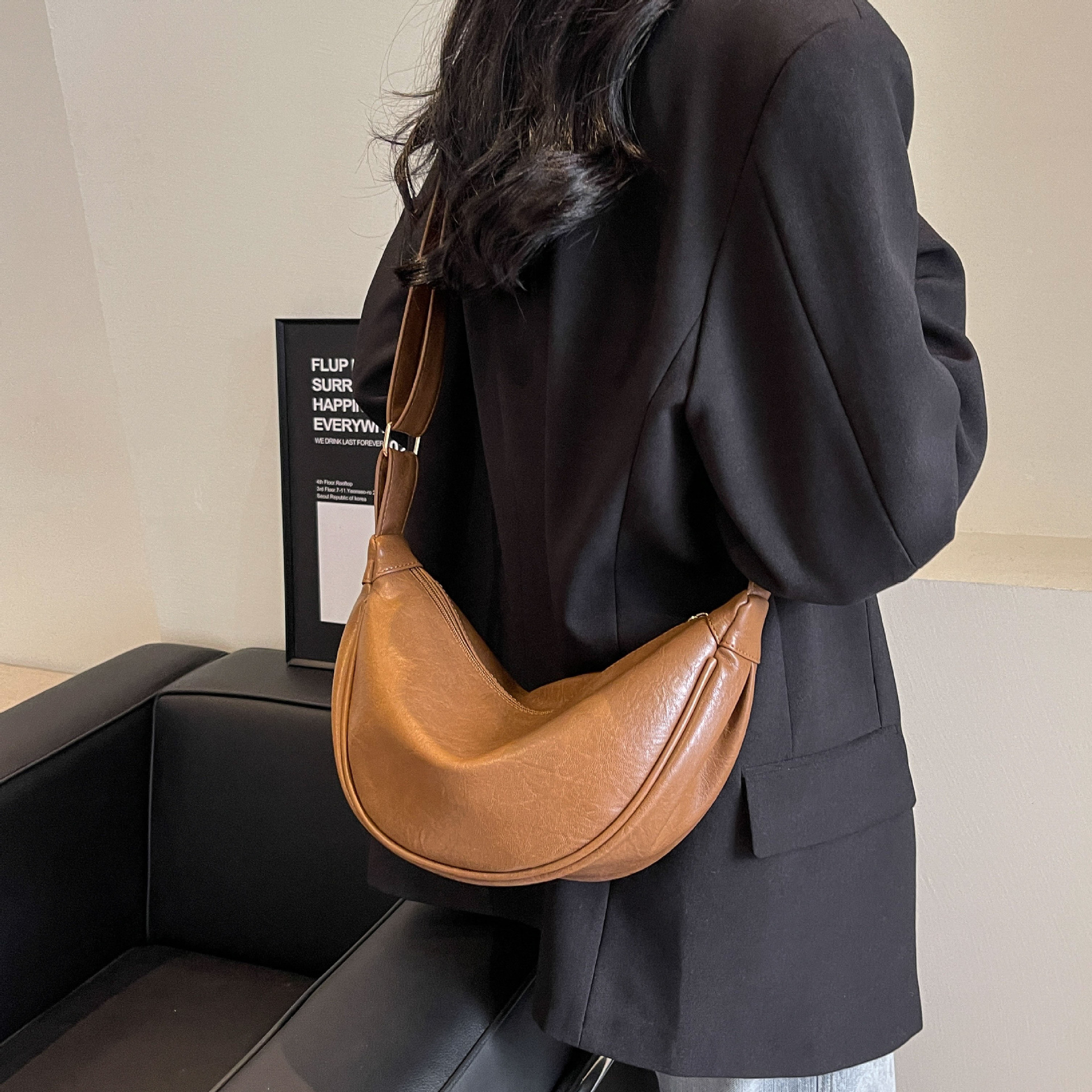 大容量包包女2023新款秋冬潮小众设计单肩斜挎包高级感复古饺子包详情24