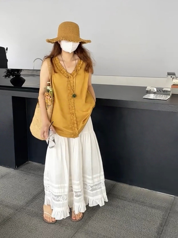 A white lace patchwork mid-length dress for women in Spring/Summer 2025, with a unique design sense and a fairy cake dress pic 4