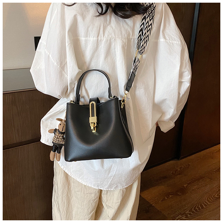 高级感大容量水桶包女2024新款潮韩系百搭宽肩带单肩包洋气斜挎包详情46